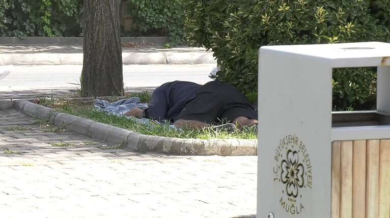 Muğla'da Banklarda Kalan Vatandaşlara Devlet Şefkati, Muğla Valiliği El Uzattı 3